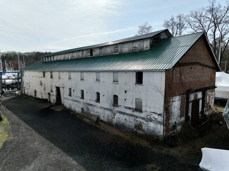 More Photos Of 140 First St, Connelly Marina For Sale