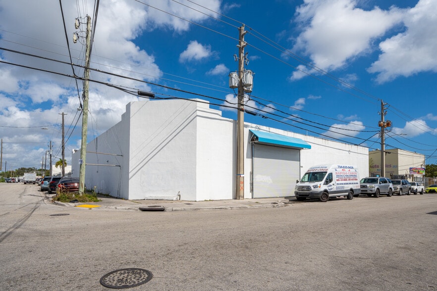 More Photos Of 2585 NW 21st Ter, Miami Warehouse For Lease