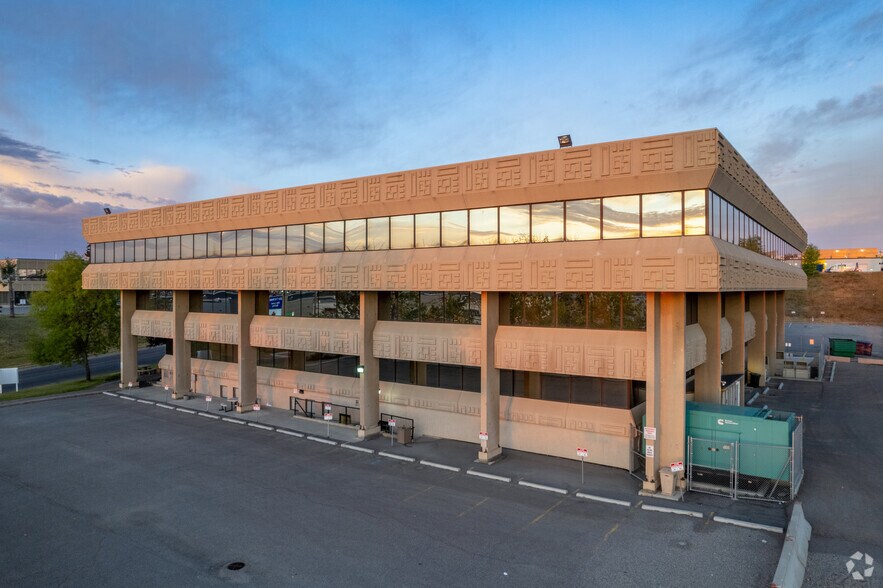 More Photos Of 3016 5th Ave NE, Calgary Medical For Sale