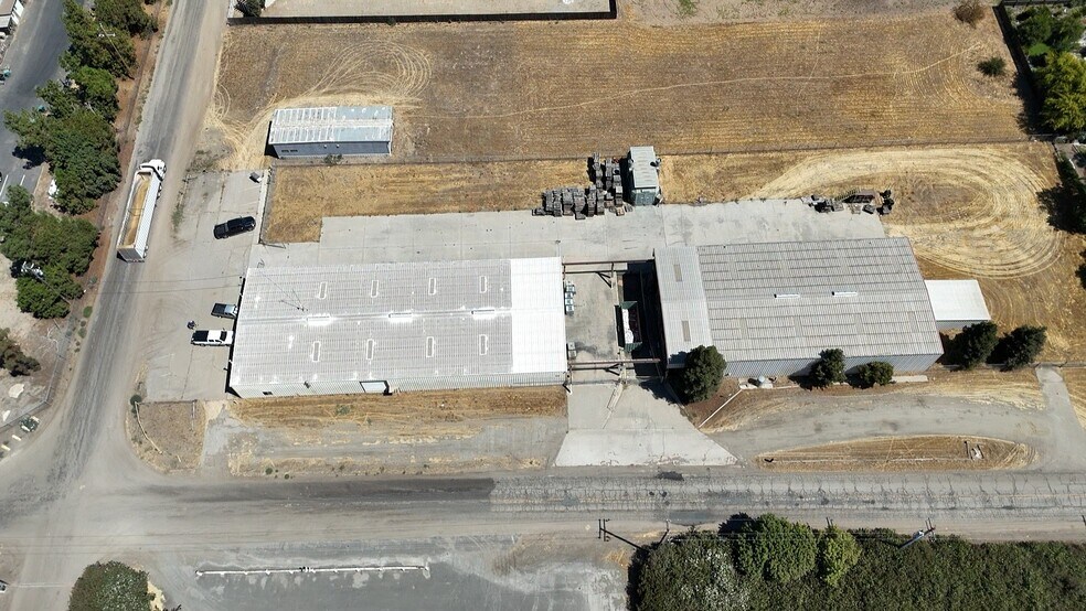 More Photos Of 43016 Road 68, Reedley Warehouse For Lease