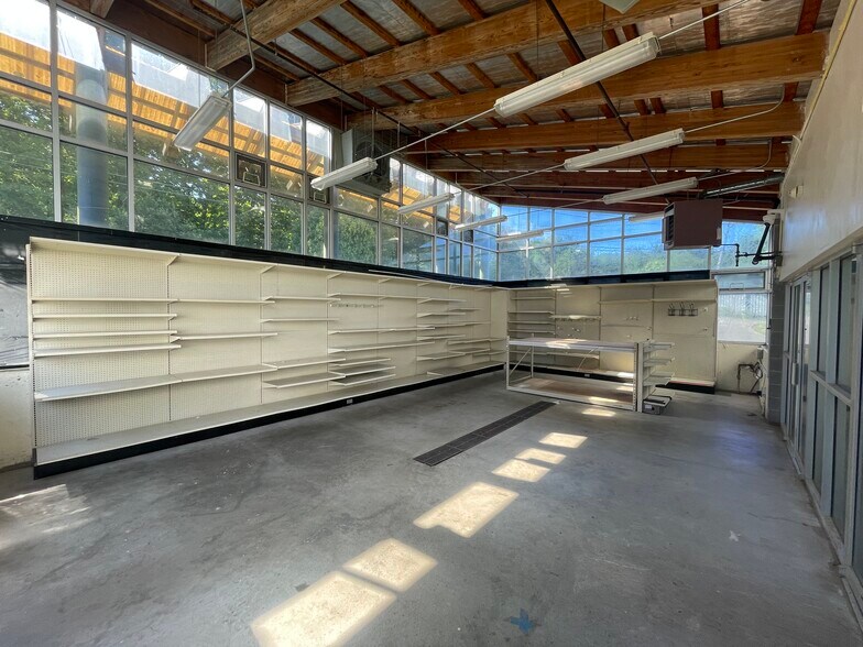 More Photos Of 11 Whitewood Ln, North Branford Garden Center For Sale