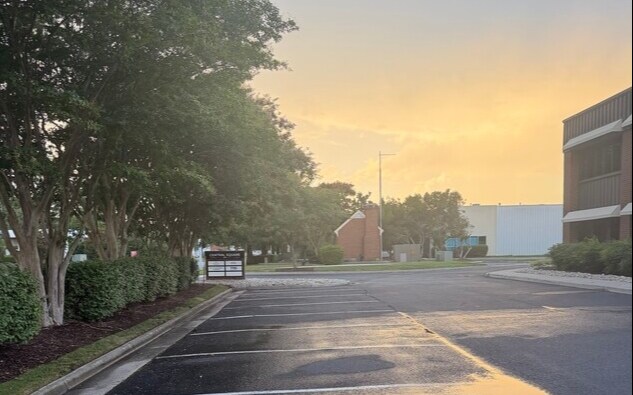 More Photos Of 572 Central Dr, Virginia Beach Light Distribution For Lease
