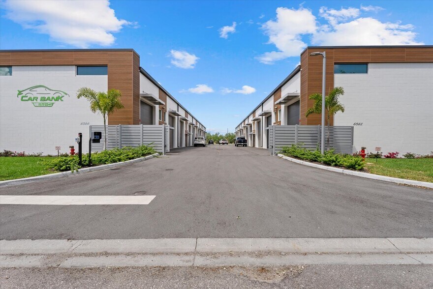 More Photos Of 6566 Palmer Park Cir, Sarasota Self Storage For Sale