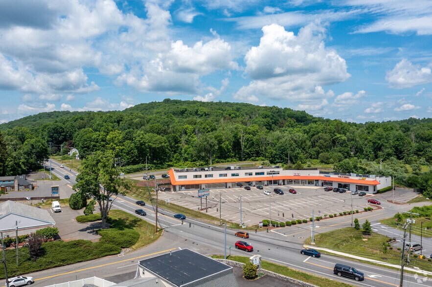 More Photos Of 144 Oxford Rd, Oxford Unknown For Lease