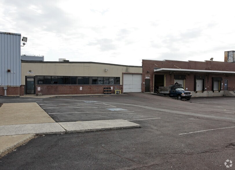 More Photos Of 122 Mill Rd, Oaks Warehouse For Lease