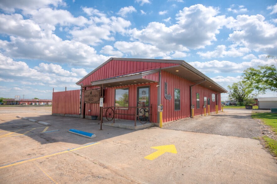 More Photos Of 106 NW 4th St, Lindsay Specialty For Sale