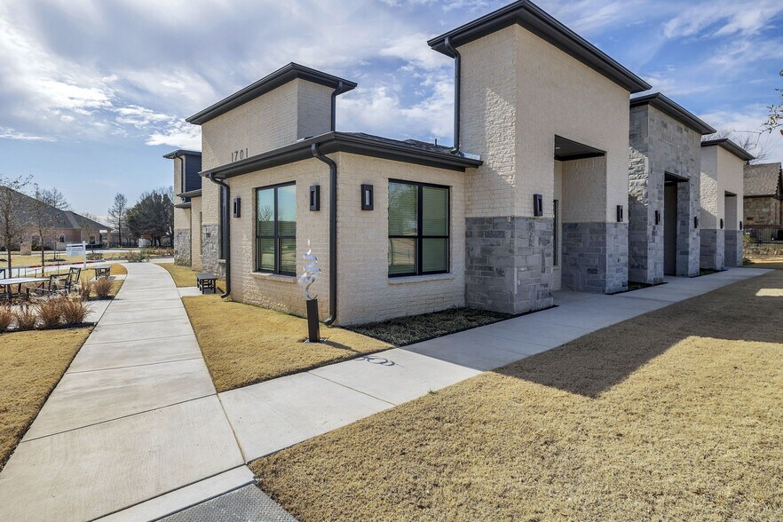 More Photos Of 1701 Fountainview Dr, Mansfield Office For Sale