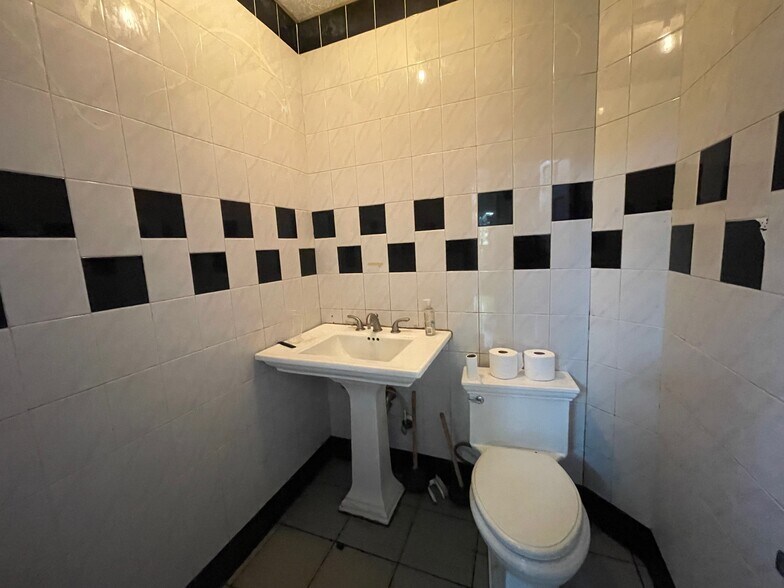 More Photos Of 3152 137th St, Flushing Storefront Retail Residential For Sale