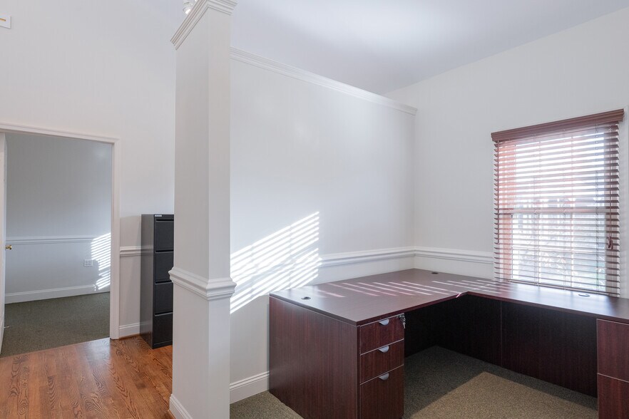 More Photos Of 10470-10476 Armstrong St, Fairfax Medical For Sale