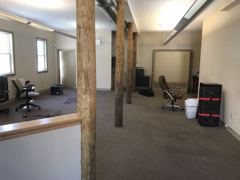 More Photos Of 7 Main St, North Kingstown Storefront Retail Office For Lease