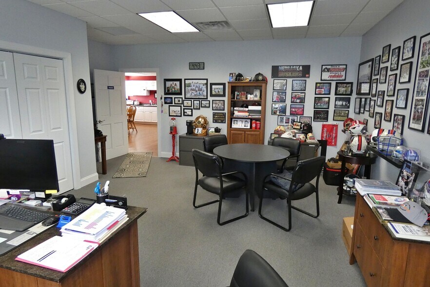 More Photos Of 10 W Main St, Lancaster Flex For Lease