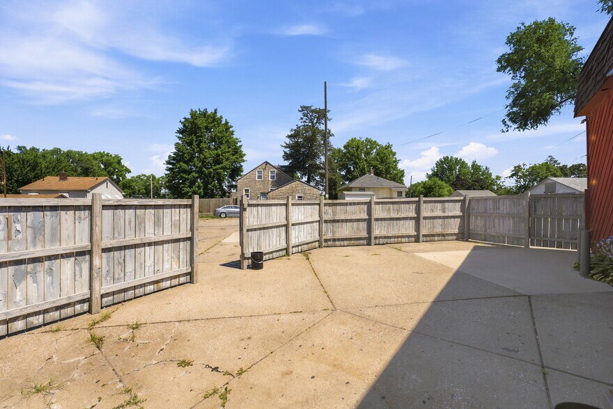 More Photos Of 2025 Hickory Grove Rd, Davenport Bar For Sale