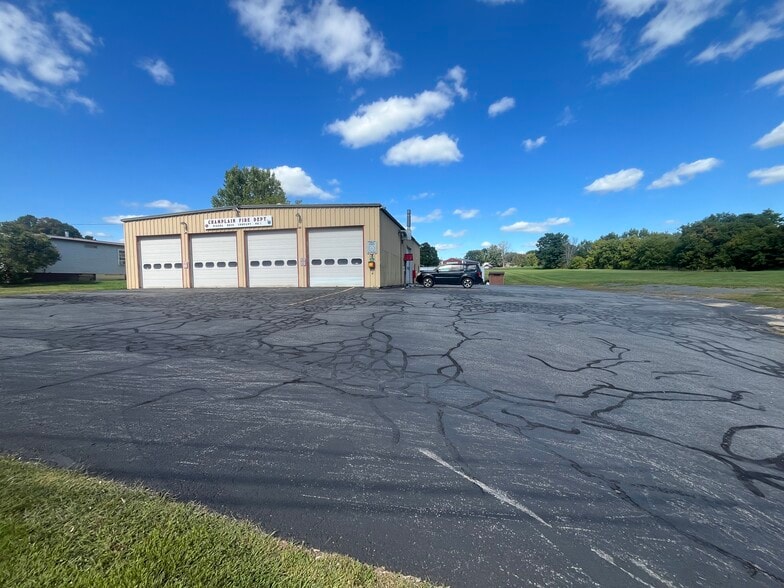 More Photos Of 162 Elm st, Champlain Flex For Sale