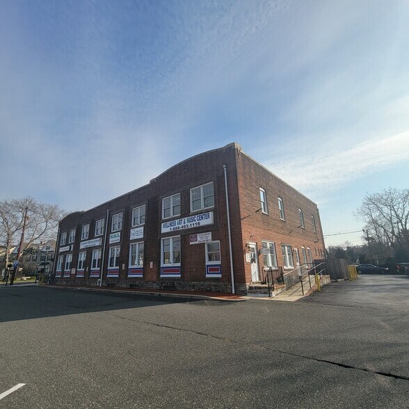 More Photos Of 600 Main St, Riverton Office For Sale