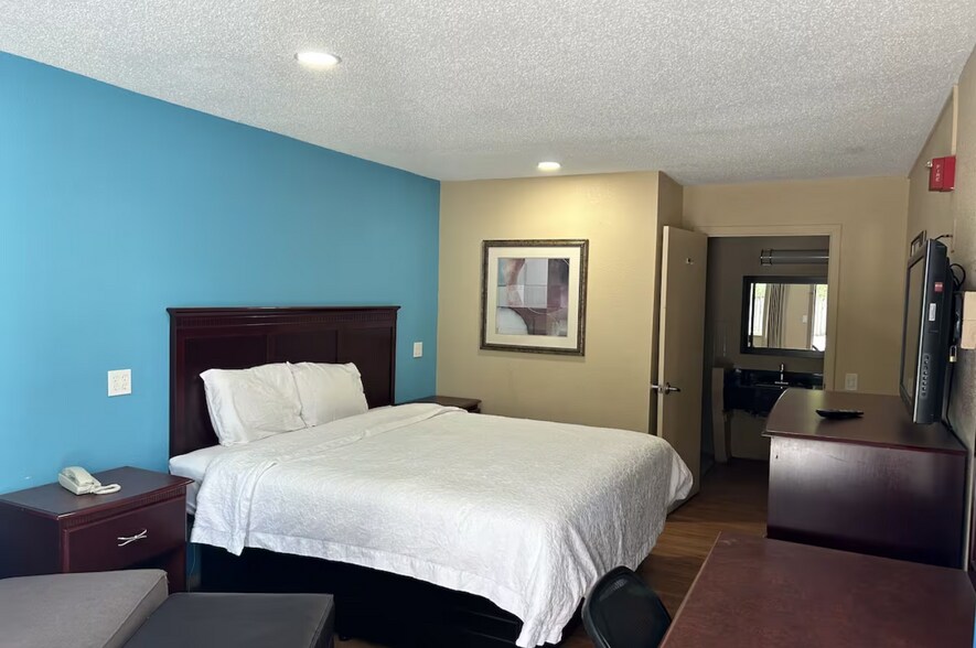 More Photos Of 2111 NW Evangeline Trwy, Lafayette Hotel For Sale