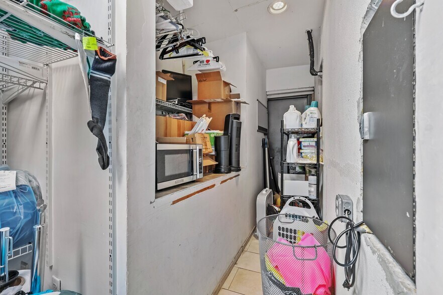 More Photos Of 6 N Water St, Greenwich Freestanding For Sale