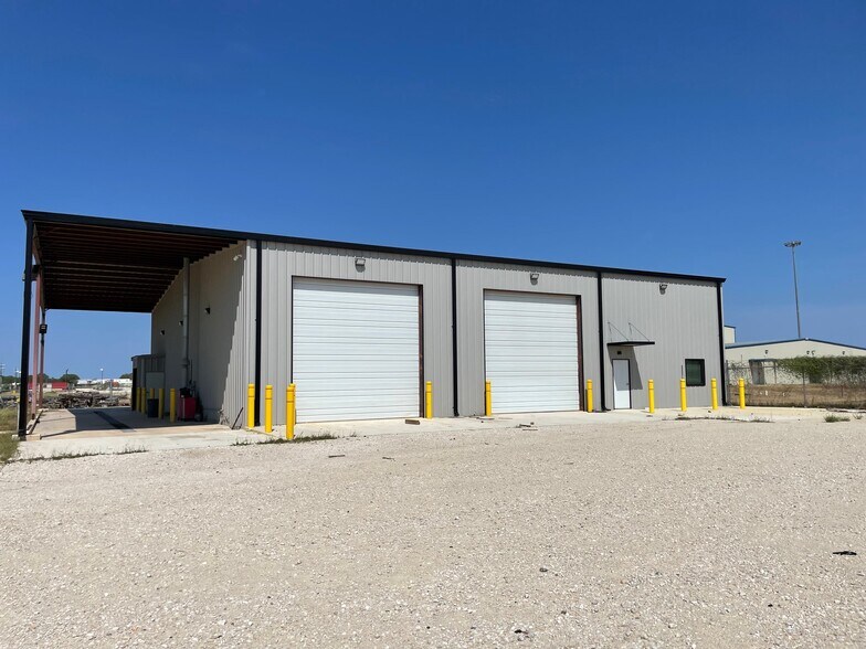 More Photos Of 586 County Road 429, Pleasanton Industrial For Sale