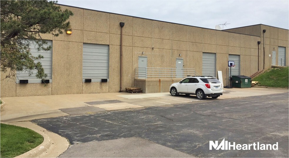 More Photos Of 14631-14651 W 95th St, Lenexa Light Distribution For Lease