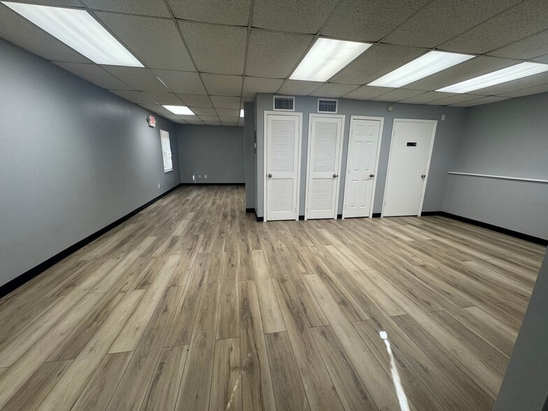 More Photos Of 550 Balmoral Cir N, Jacksonville Unknown For Lease