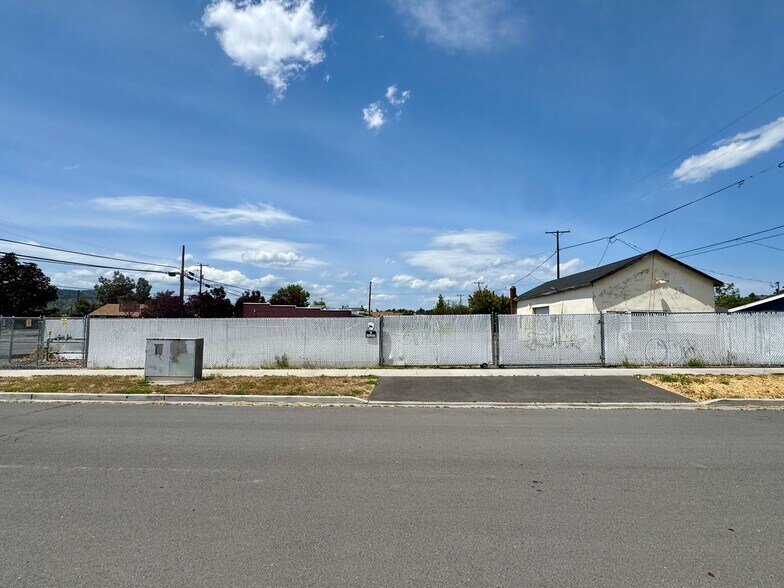 More Photos Of 253 E Main St, Klamath Falls General Retail For Sale