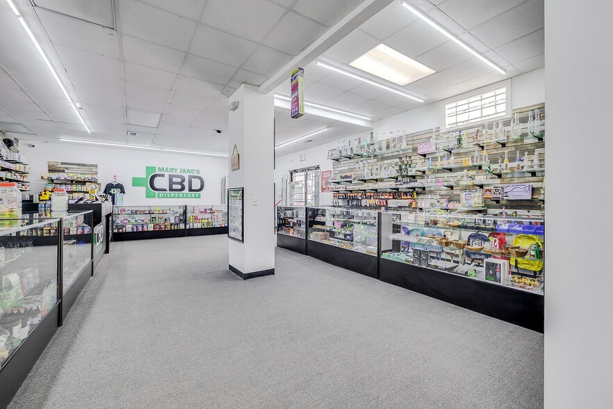 More Photos Of 302 W Victory Dr, Savannah Freestanding For Sale