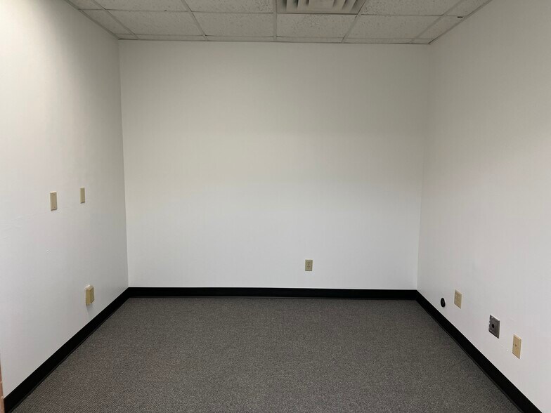 More Photos Of 1416 Twin Oaks St, Wichita Falls Warehouse For Lease