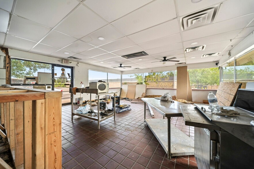 More Photos Of 1900 Tamarack Cir S, Columbus Fast Food For Lease