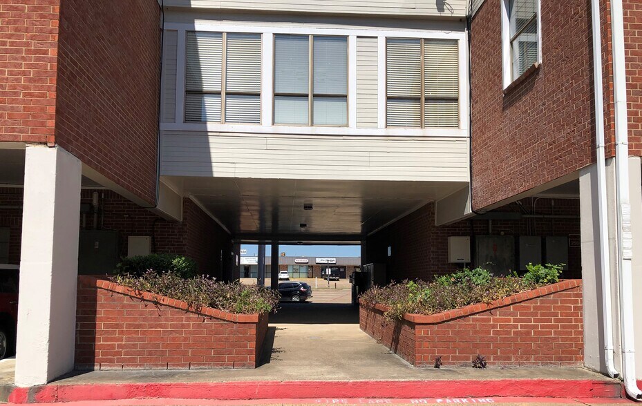 More Photos Of 2302-2306 Guthrie Rd, Garland Office For Lease