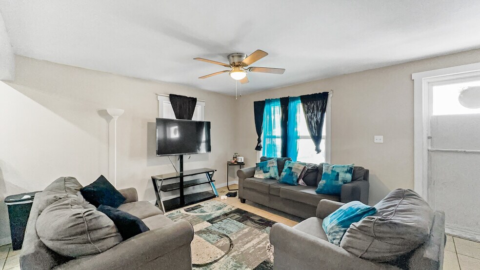 More Photos Of 300 S Cedar St, Crockett Apartments For Sale