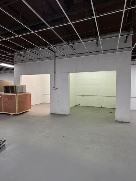 More Photos Of 1071 Waveland Ave, Franklin Park Warehouse For Sale