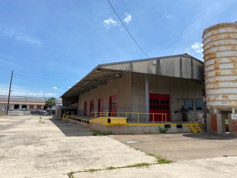 More Photos Of 1547 W Poplar St, San Antonio Warehouse For Sale
