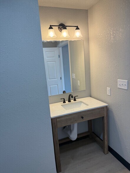 More Photos Of 1702 Santa Fe Dr, Weatherford Flex For Lease