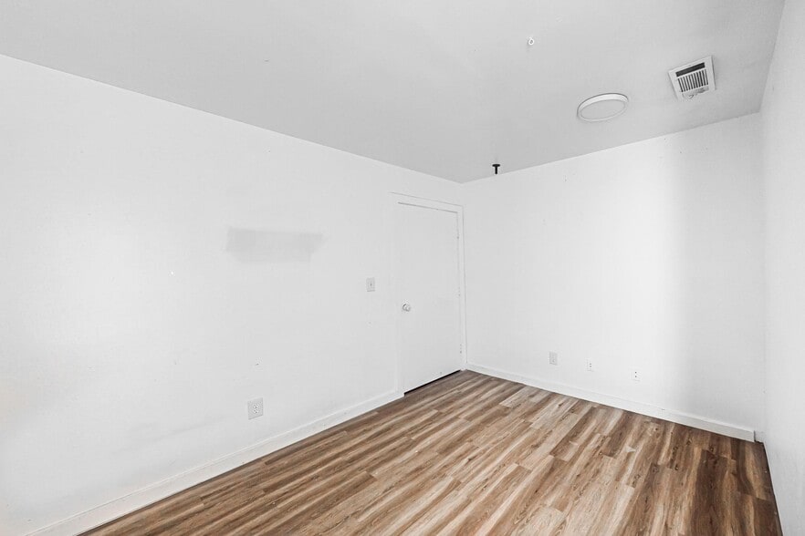 More Photos Of 11544 Cockleburr Rd, Roanoke Warehouse For Lease