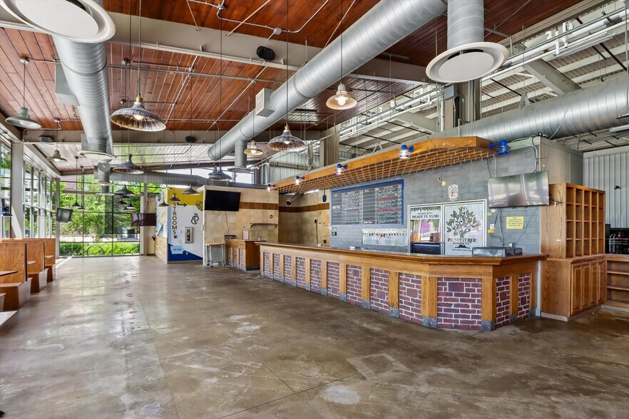 More Photos Of 903 Quarry Rd, Coralville Storefront For Sale