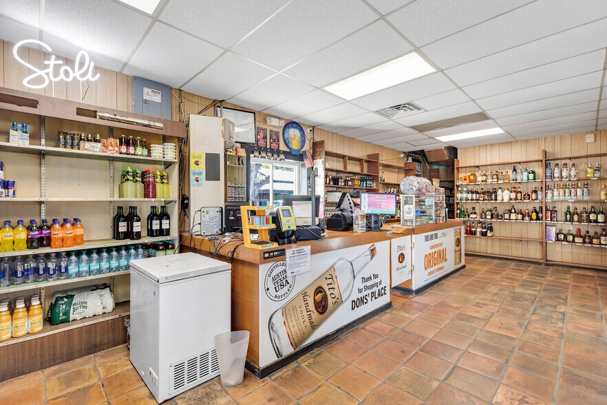 More Photos Of 1000-1006 Truman Ave, Key West Bar For Sale