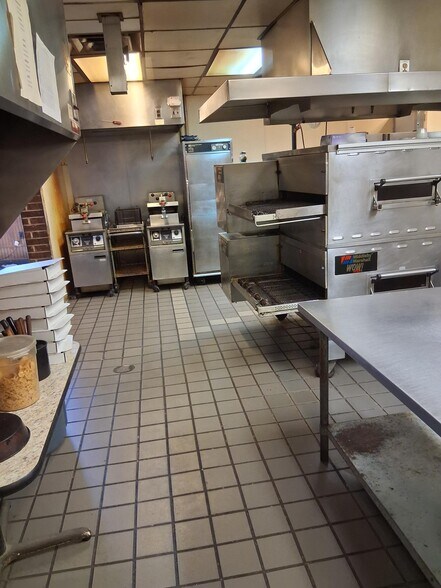 More Photos Of 605 S 10th St, Burlington General Retail For Sale