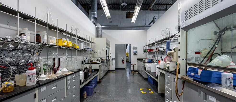More Photos Of 88 Av Leacock, Pointe-claire Manufacturing For Sale