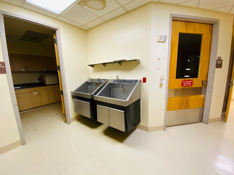 More Photos Of 404 Hall of Fame Dr, Lake City Medical For Lease