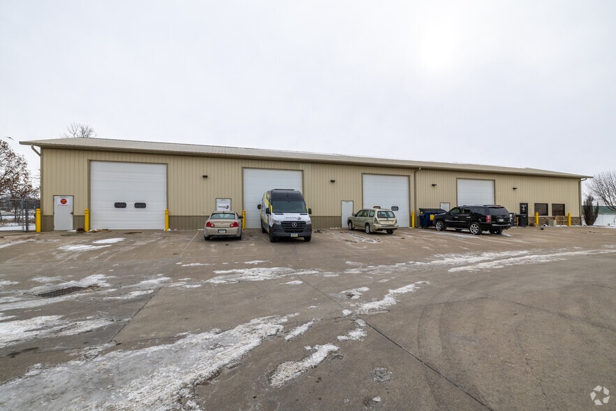 More Photos Of 5485 NE 17th St, Des Moines Warehouse For Lease