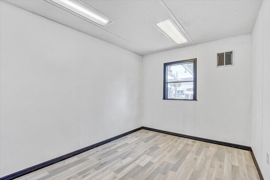 More Photos Of 11309 E US Highway 92, Seffner Flex For Sale