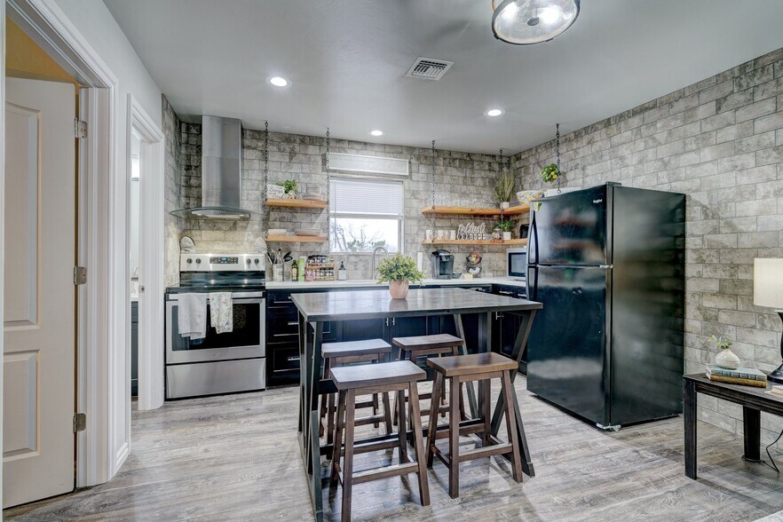 More Photos Of 1207 W Gore Blvd, Lawton Apartments For Sale