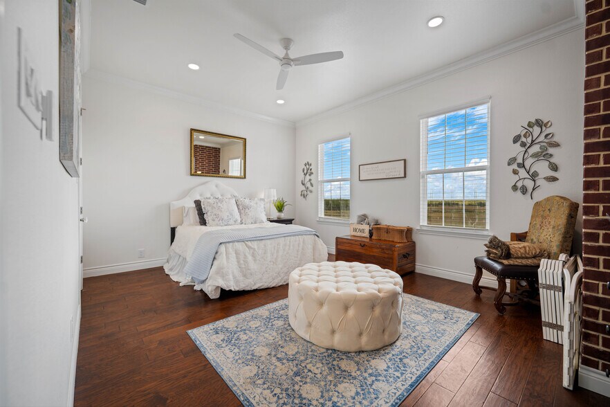 More Photos Of 741 County Road 159, Kenedy Flex For Sale