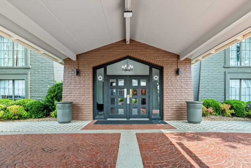 More Photos Of 4870 University Dr NW, Huntsville Hotel For Sale