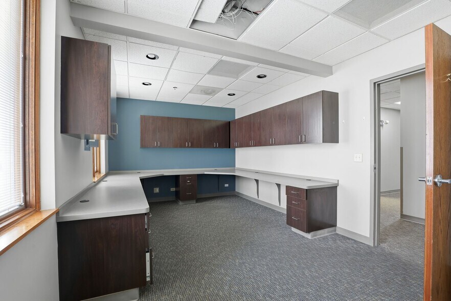 More Photos Of 390 Congress Pky, Crystal Lake Unknown For Lease