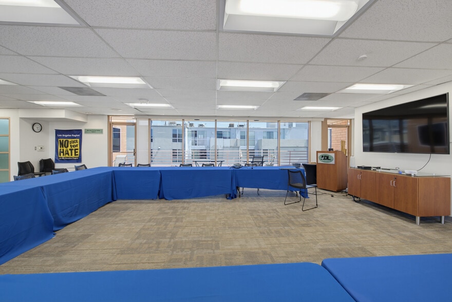 More Photos Of 10495 Santa Monica Blvd, Los Angeles Office For Sale