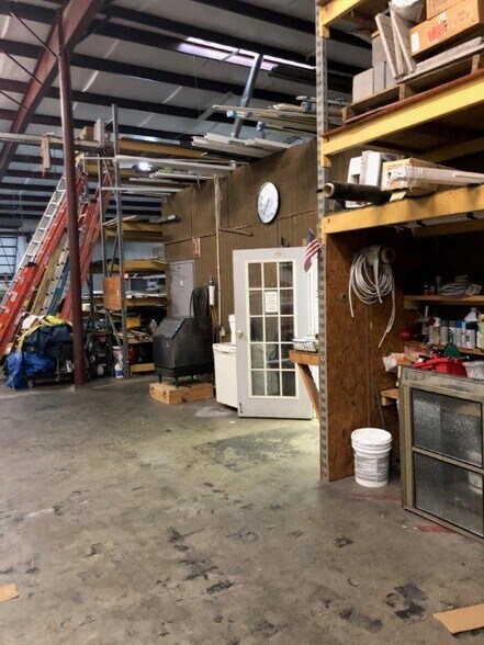 More Photos Of 572-2 Appleyard Dr, Tallahassee Warehouse For Lease