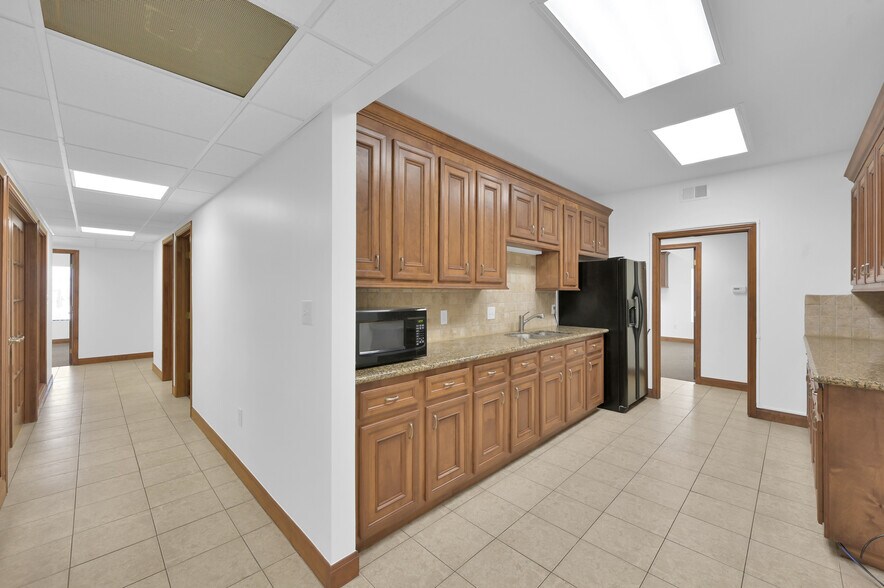 More Photos Of 11322 Neeshaw Dr, Houston Warehouse For Lease