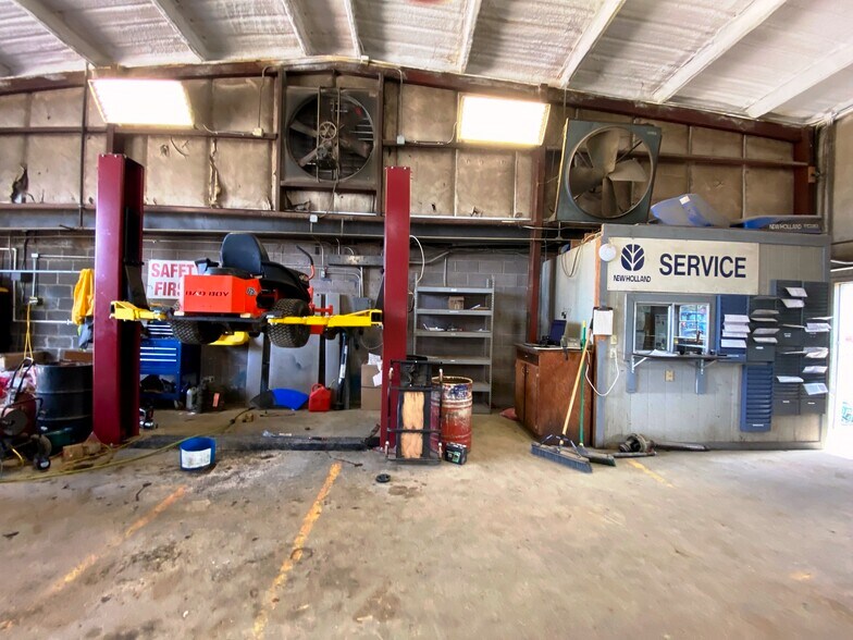 More Photos Of 425 E Front St, De Kalb Auto Dealership For Sale