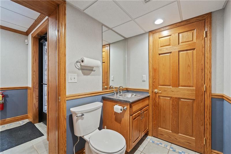 More Photos Of 114 Oil Ln, Hunker Office For Lease