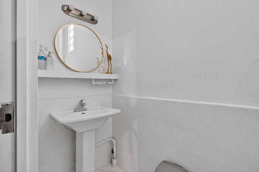 More Photos Of 5657 Shore S blvd, Gulfport Specialty For Sale